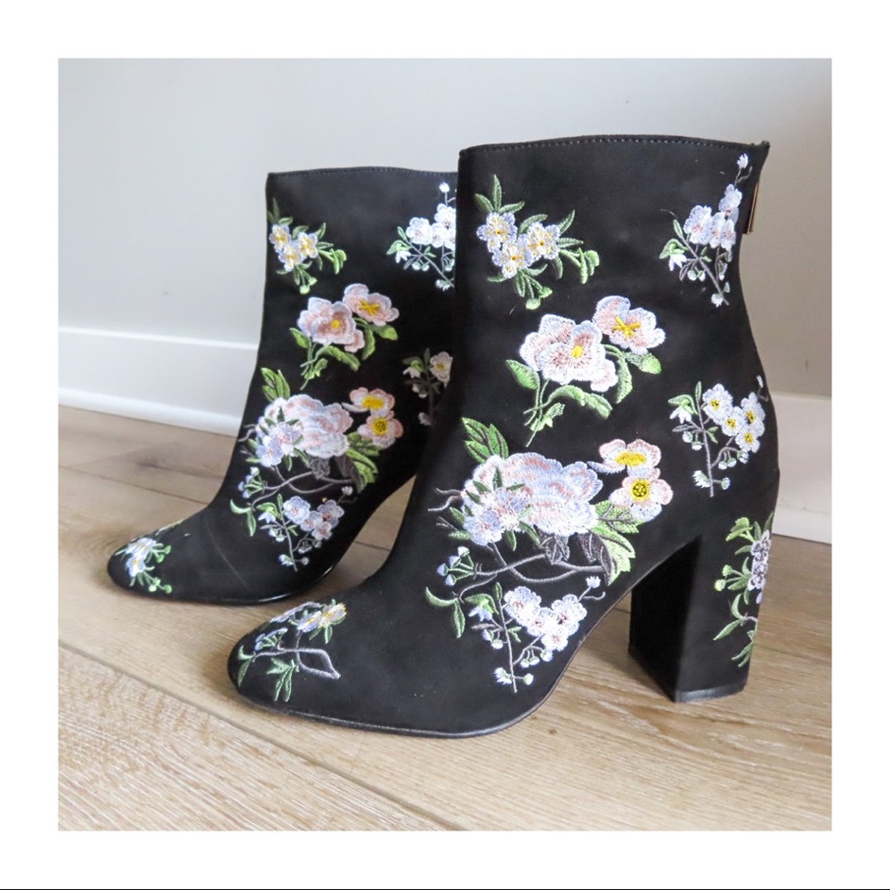 Floral Embroidered Black Booties Size 7.5